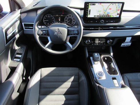 New 2025 Mitsubishi Outlander SE image 11