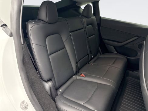 Used 2022 Tesla Model Y Long Range image 18