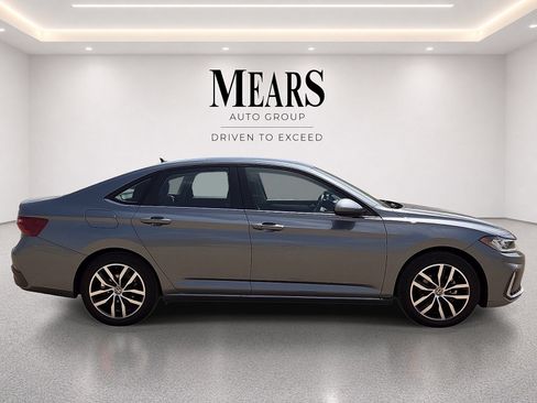 Used 2025 Volkswagen Jetta SE FWD image 6