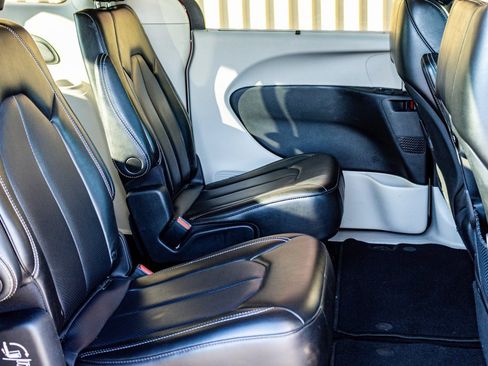 Used 2023 Chrysler Pacifica Touring-L image 21