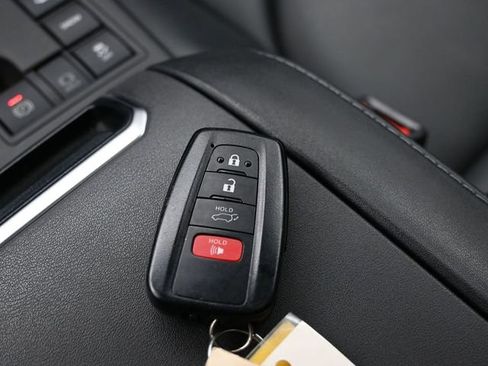 Certified 2023 Toyota Highlander XLE image 30