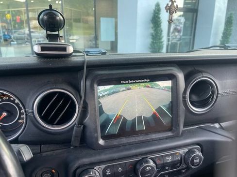 Used 2018 Jeep Wrangler Unlimited Sahara AWD/4WD image 7