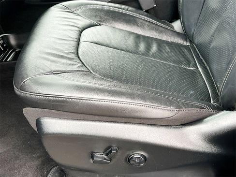 Used 2019 Chrysler Pacifica Touring-L w/ S Appearance Package image 18