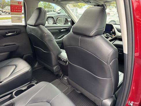New 2026 Toyota Highlander XLE image 32