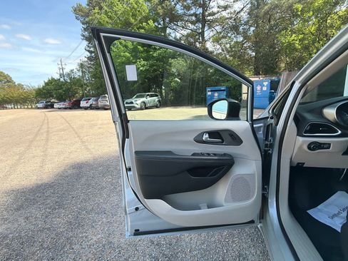 Used 2024 Chrysler Pacifica Touring-L FWD image 17