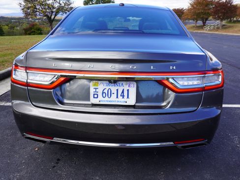 Used 2017 Lincoln Continental Select image 11