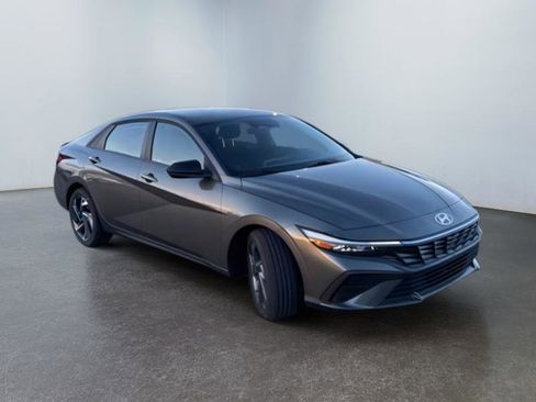 New 2025 Hyundai Elantra Sport FWD image 3