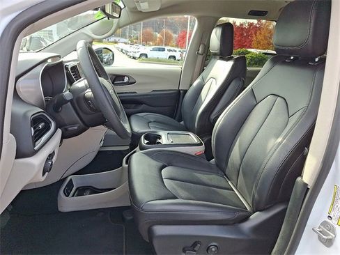 Used 2024 Chrysler Pacifica Touring-L image 13