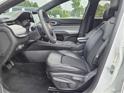 Used 2024 Jeep Compass Latitude image 10