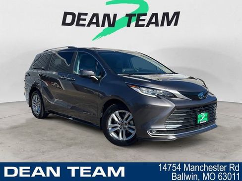 Used 2023 Toyota Sienna Limited image 1