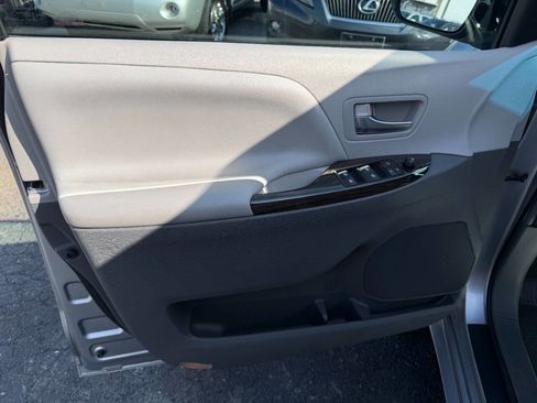 Used 2016 Toyota Sienna XLE image 18