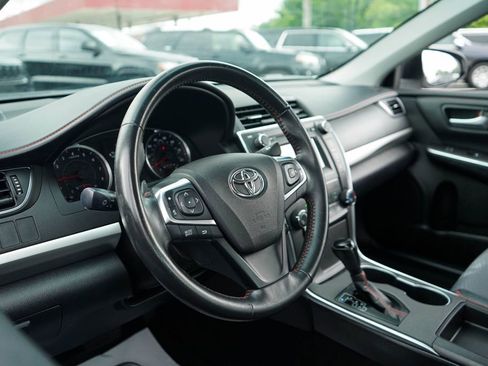 Used 2017 Toyota Camry SE FWD image 5