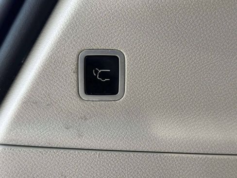 Used 2018 Chrysler Pacifica Limited w/ Advanced Safetytec Group FWD image 17