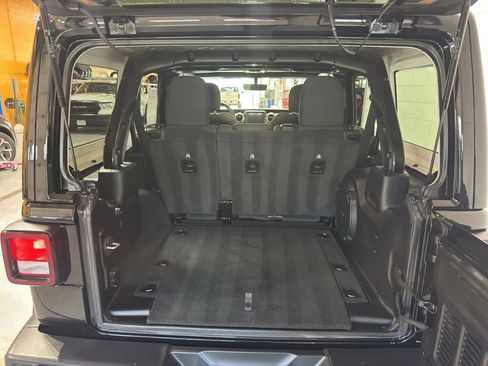 Used 2022 Jeep Wrangler Unlimited Sahara w/ Cold Weather Group image 21