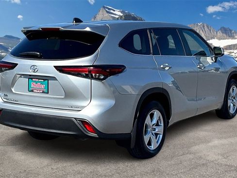 Used 2024 Toyota Highlander LE image 2
