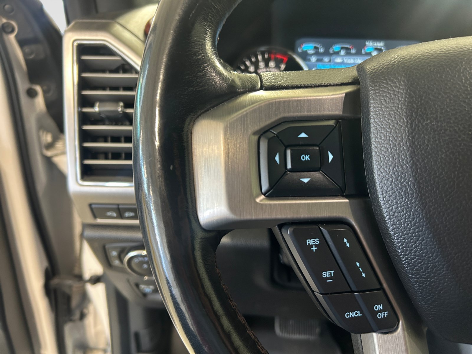 Used 2018 Ford F150 Platinum w/ Equipment Group 701A Luxury AWD/4WD image 19