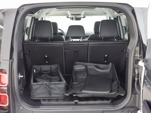 Used 2023 Land Rover Defender 110 SE image 17