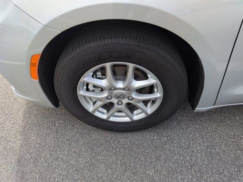 Used 2024 Chrysler Pacifica Touring-L image 24