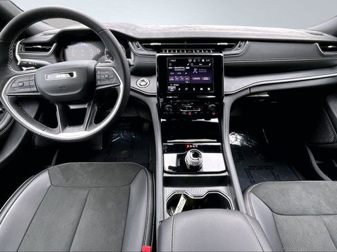 New 2025 Jeep Grand Cherokee Altitude image 6