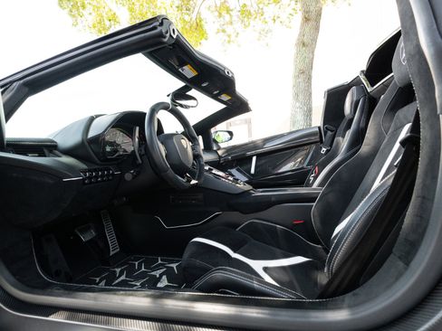 Used 2020 Lamborghini Aventador SVJ AWD/4WD image 5