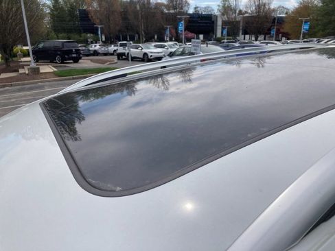 Used 2023 Volkswagen Tiguan SE w/ Panoramic Sunroof Package AWD/4WD image 7