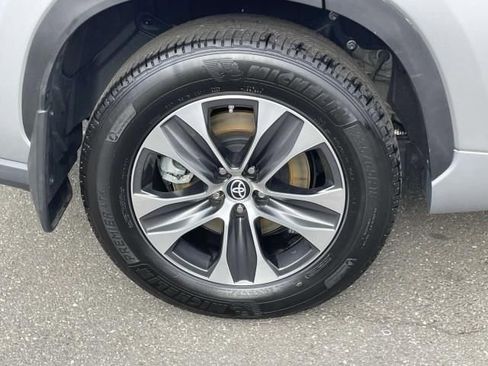 Used 2023 Toyota Highlander XLE image 9