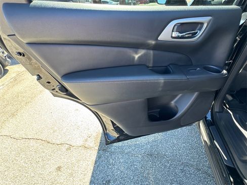 Used 2020 Nissan Pathfinder SV image 21
