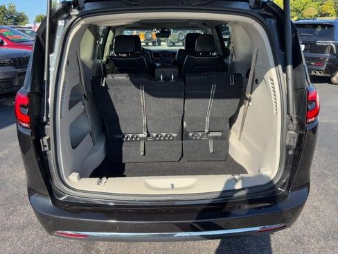 Used 2023 Chrysler Pacifica Limited image 4