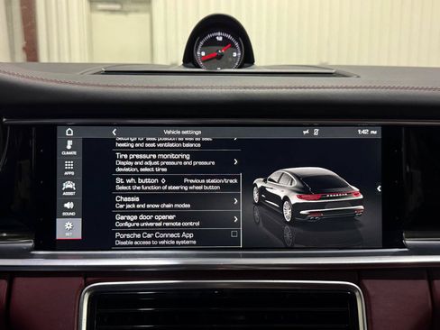 Used 2018 Porsche Panamera image 30