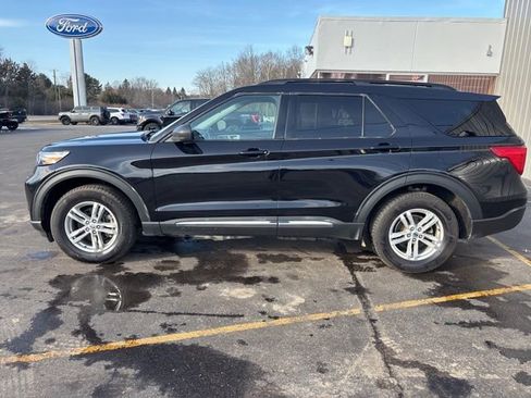 Used 2022 Ford Explorer XLT image 2