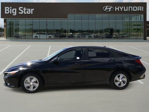Used 2025 Hyundai Elantra SE FWD image 2