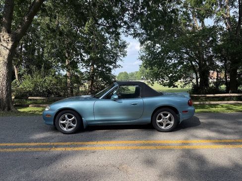 Used 2001 MAZDA MX-5 Miata RWD image 12