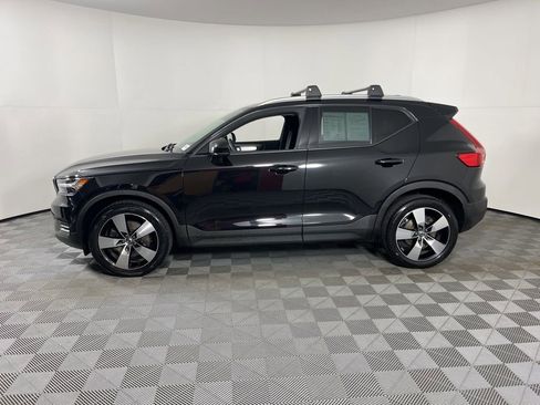 Used 2022 Volvo XC40 T5 Momentum image 2