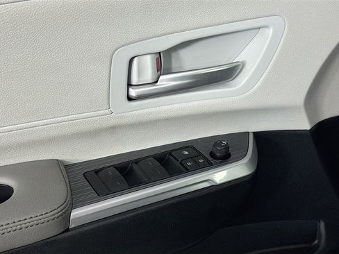Used 2025 Toyota Sienna XLE FWD image 20
