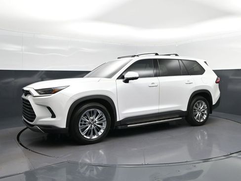 Used 2025 Toyota Grand Highlander AWD image 3