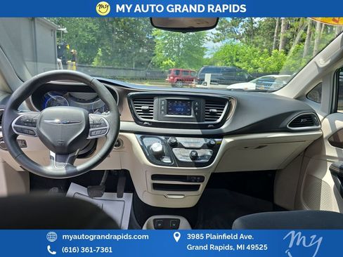 Used 2017 Chrysler Pacifica Touring FWD image 12