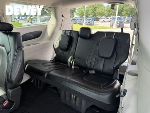 Used 2023 Chrysler Pacifica Touring-L FWD image 27