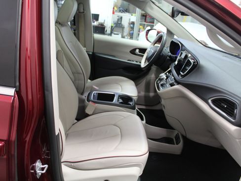 Used 2017 Chrysler Pacifica Limited w/ UConnect Theater Package image 25