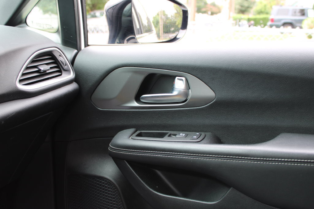 Used 2025 Chrysler Pacifica Select FWD image 18