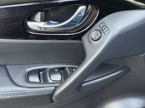 Used 2021 Nissan Rogue Sport SV image 11