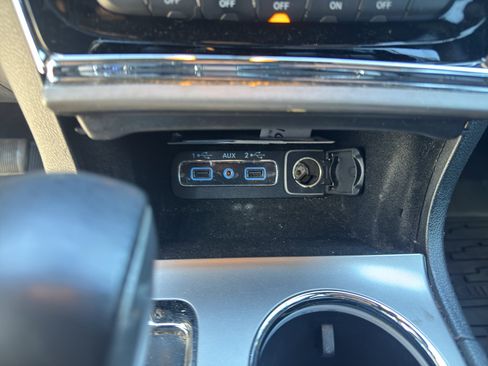 Used 2019 Jeep Grand Cherokee Laredo w/ Laredo X Package AWD/4WD image 16