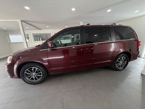Used 2017 Dodge Grand Caravan SXT FWD image 3