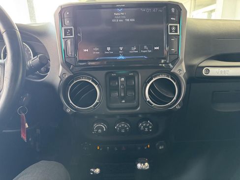 Used 2016 Jeep Wrangler Unlimited Rubicon w/ Connectivity Group image 19