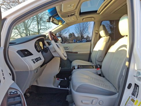 Used 2014 Toyota Sienna Limited image 13
