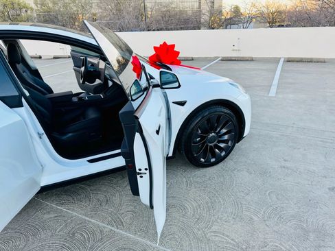 Used 2023 Tesla Model Y AWD image 22