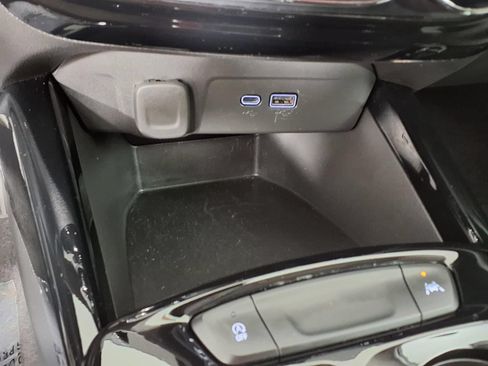 Used 2025 Chevrolet Trax LT w/ LT Convenience Package FWD image 21