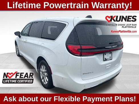 Used 2024 Chrysler Pacifica Touring-L FWD image 7