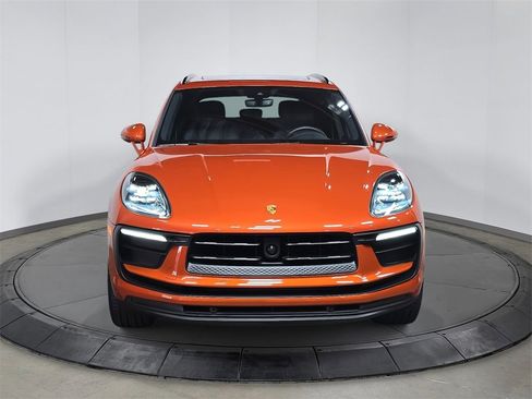 Certified 2025 Porsche Macan image 10