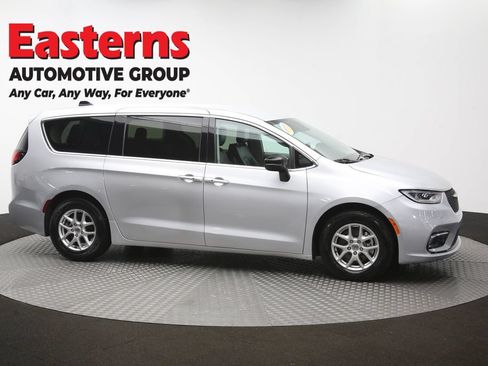 Used 2024 Chrysler Pacifica Touring-L FWD image 48
