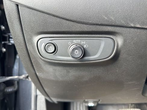 Used 2022 Chevrolet Equinox RS w/ Infotainment Package image 18